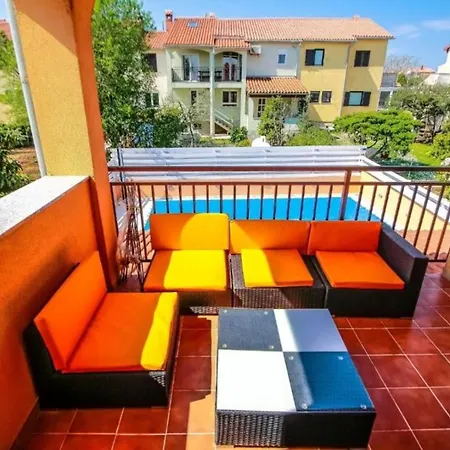 Vesna With Pool In Pula Area *