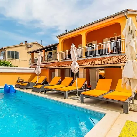 Vesna With Pool In Pula Area באניולה